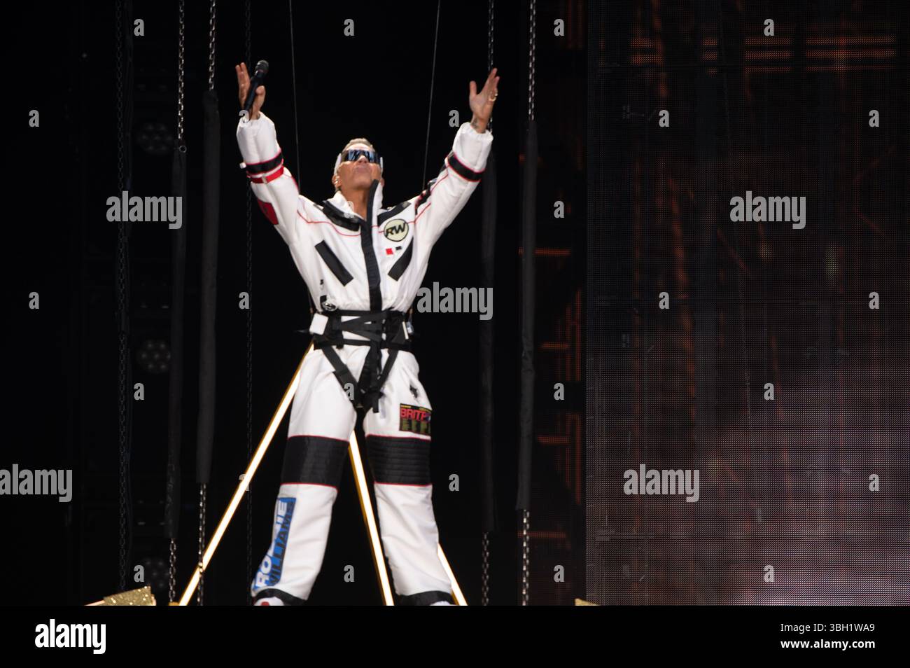 London, Vereinigtes Königreich. Juni 2025. Robbie Williams bringt seine sehnsüchtig erwartete Britpop-Tour ins Emirates Stadium von Arsenal. Cristina Massei/Alamy Live News AB 6. JUNI 2026 NICHT MEHR VERFÜGBAR Stockfoto