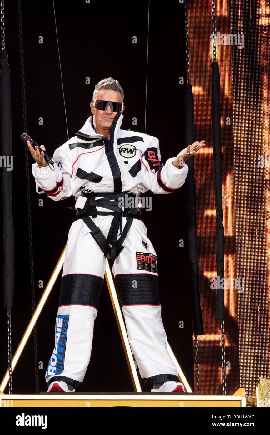 London, Vereinigtes Königreich. Juni 2025. Robbie Williams bringt seine sehnsüchtig erwartete Britpop-Tour ins Emirates Stadium von Arsenal. Cristina Massei/Alamy Live News AB 6. JUNI 2026 NICHT MEHR VERFÜGBAR Stockfoto