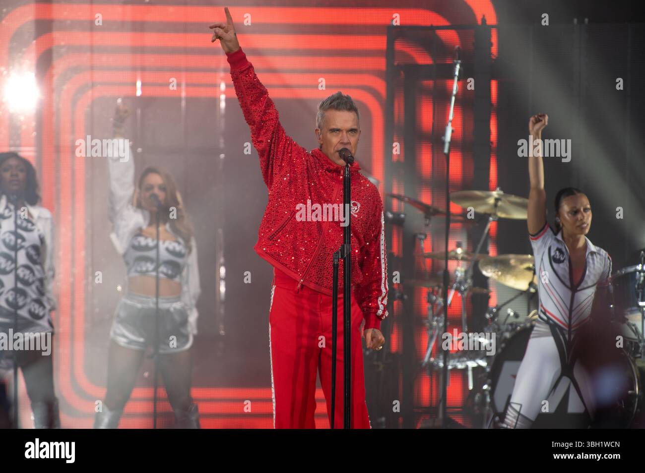 London, Vereinigtes Königreich. Juni 2025. Robbie Williams bringt seine sehnsüchtig erwartete Britpop-Tour ins Emirates Stadium von Arsenal. Cristina Massei/Alamy Live News AB 6. JUNI 2026 NICHT MEHR VERFÜGBAR Stockfoto