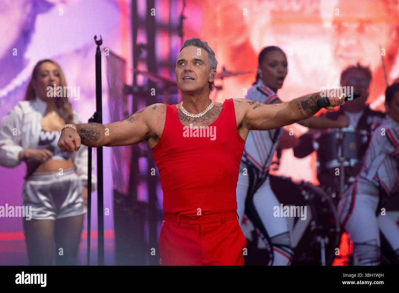 London, Vereinigtes Königreich. Juni 2025. Robbie Williams bringt seine sehnsüchtig erwartete Britpop-Tour ins Emirates Stadium von Arsenal. Cristina Massei/Alamy Live News AB 6. JUNI 2026 NICHT MEHR VERFÜGBAR Stockfoto