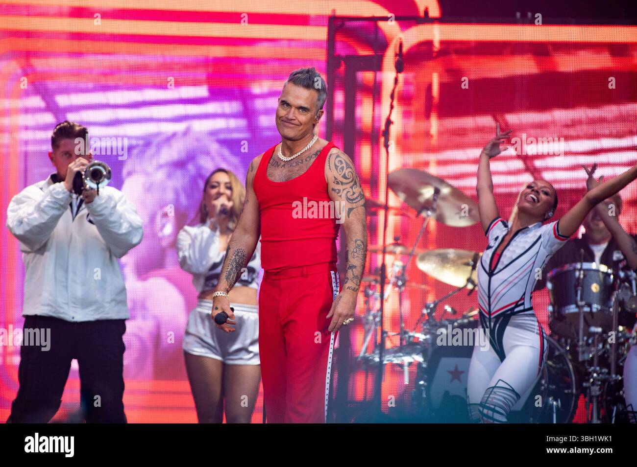 London, Vereinigtes Königreich. Juni 2025. Robbie Williams bringt seine sehnsüchtig erwartete Britpop-Tour ins Emirates Stadium von Arsenal. Cristina Massei/Alamy Live News AB 6. JUNI 2026 NICHT MEHR VERFÜGBAR Stockfoto
