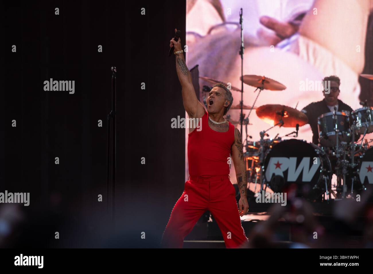 London, Vereinigtes Königreich. Juni 2025. Robbie Williams bringt seine sehnsüchtig erwartete Britpop-Tour ins Emirates Stadium von Arsenal. Cristina Massei/Alamy Live News AB 6. JUNI 2026 NICHT MEHR VERFÜGBAR Stockfoto