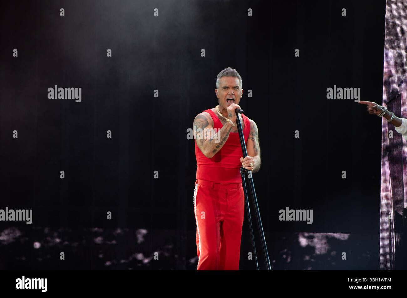 London, Vereinigtes Königreich. Juni 2025. Robbie Williams bringt seine sehnsüchtig erwartete Britpop-Tour ins Emirates Stadium von Arsenal. Cristina Massei/Alamy Live News AB 6. JUNI 2026 NICHT MEHR VERFÜGBAR Stockfoto