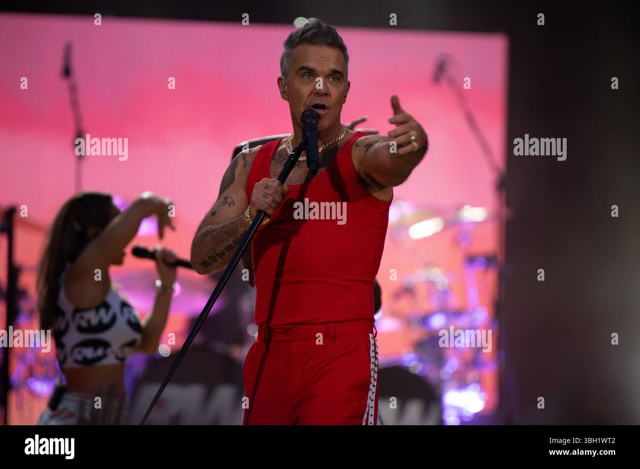 London, Vereinigtes Königreich. Juni 2025. Robbie Williams bringt seine sehnsüchtig erwartete Britpop-Tour ins Emirates Stadium von Arsenal. Cristina Massei/Alamy Live News AB 6. JUNI 2026 NICHT MEHR VERFÜGBAR Stockfoto