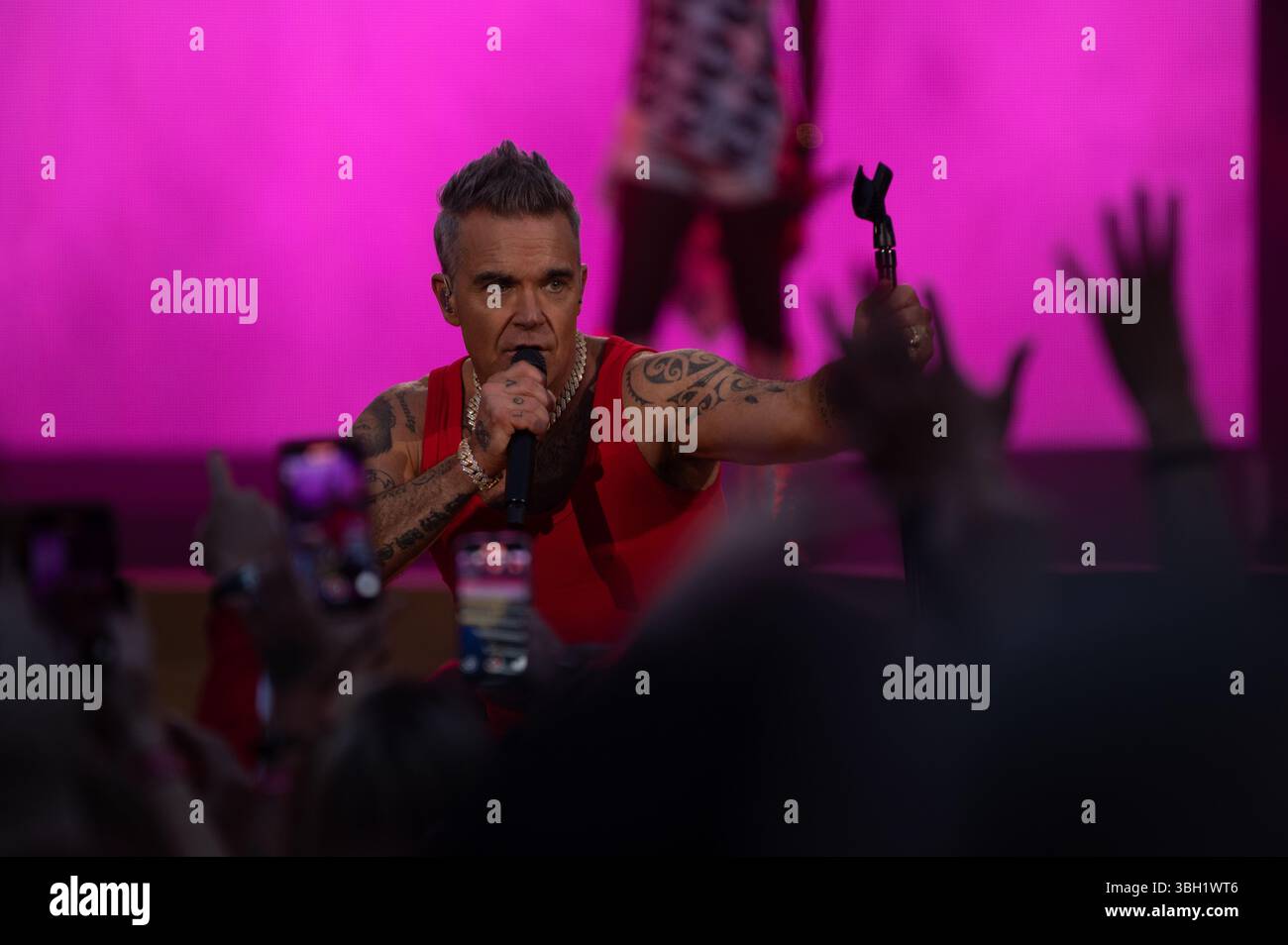 London, Vereinigtes Königreich. Juni 2025. Robbie Williams bringt seine sehnsüchtig erwartete Britpop-Tour ins Emirates Stadium von Arsenal. Cristina Massei/Alamy Live News AB 6. JUNI 2026 NICHT MEHR VERFÜGBAR Stockfoto