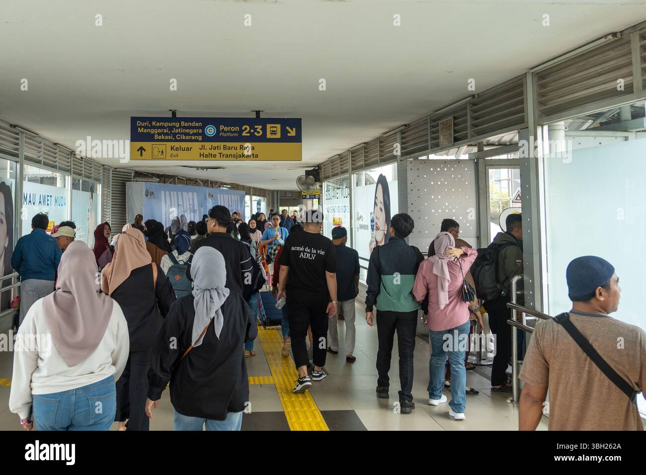 Jakarta, Indonesien - 9. Februar 2025: Eine Gruppe von Menschen läuft durch einen Bahnhof. Die Szene ist voll und geschäftig Stockfoto