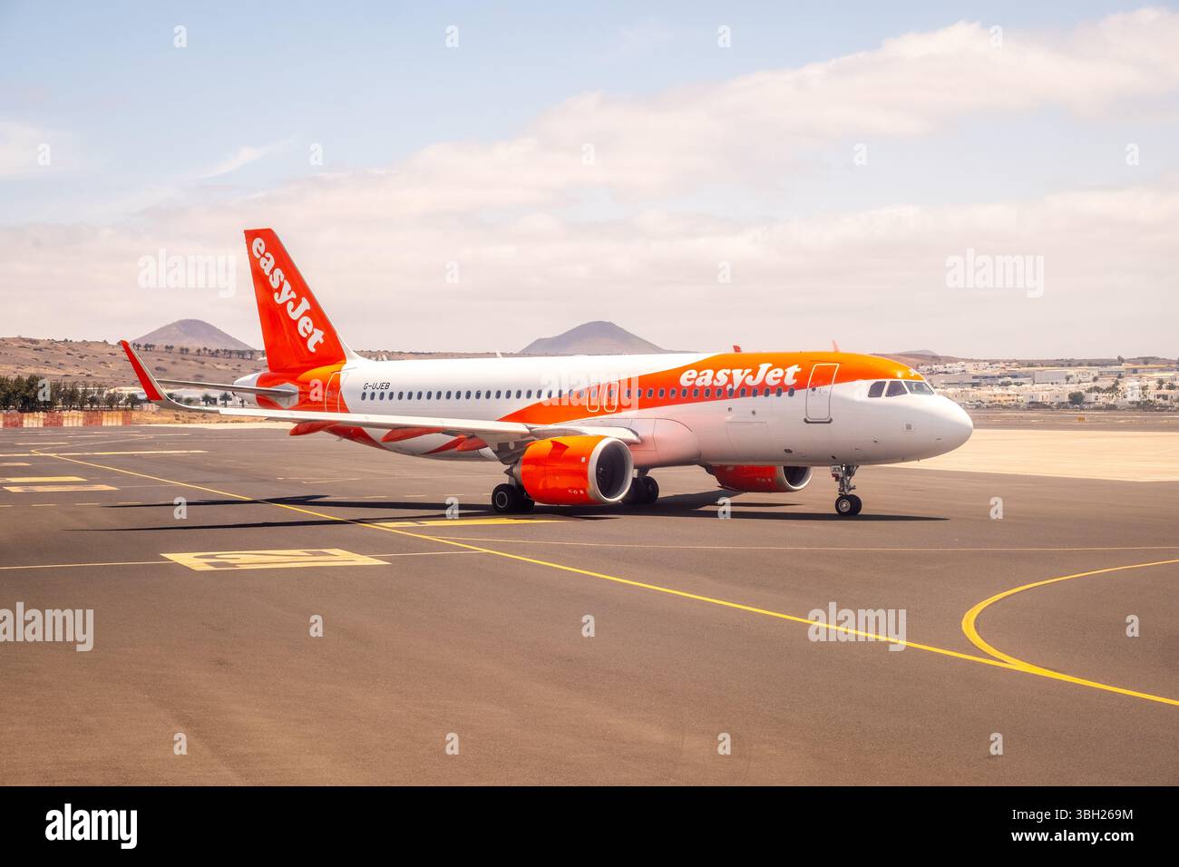 LANZAROTE, SPANIEN - 6. JUNI 2025: EasyJet-Flugzeuge am Flughafen Lanzarote. Britische Billigfluggesellschaft. Stockfoto