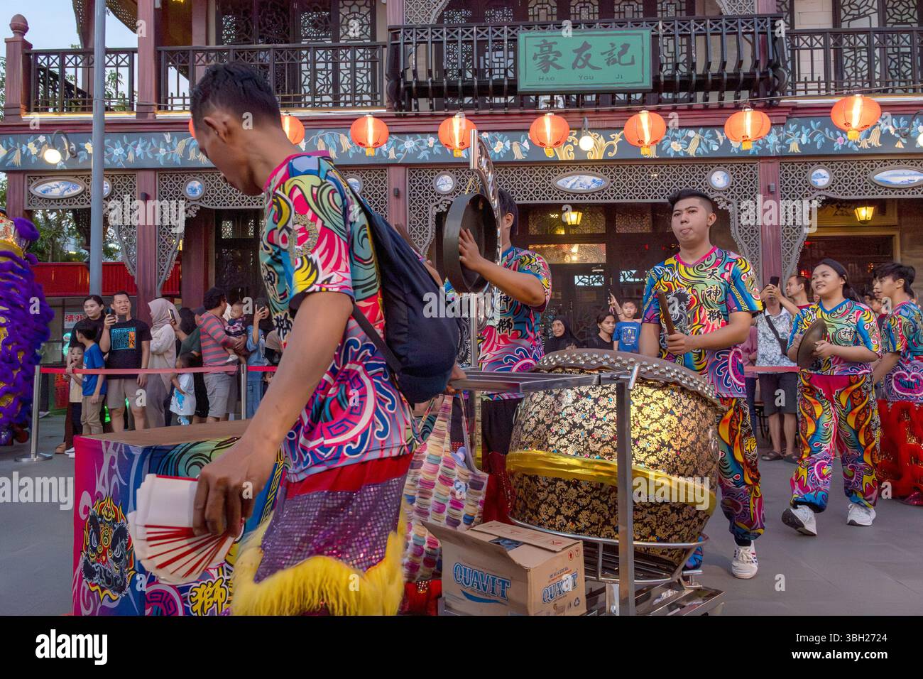Jakarta, Indonesien - 9. Februar 2025: Barongsai, oder Löwentanz, ist eine traditionelle chinesische Aufführung, insbesondere während Feierlichkeiten wie dem Lunar Stockfoto