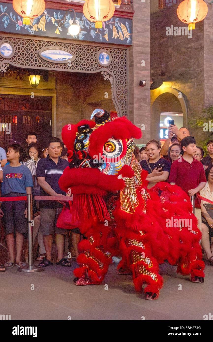Jakarta, Indonesien - 9. Februar 2025: Barongsai, oder Löwentanz, ist eine traditionelle chinesische Aufführung, insbesondere während Feierlichkeiten wie dem Lunar Stockfoto