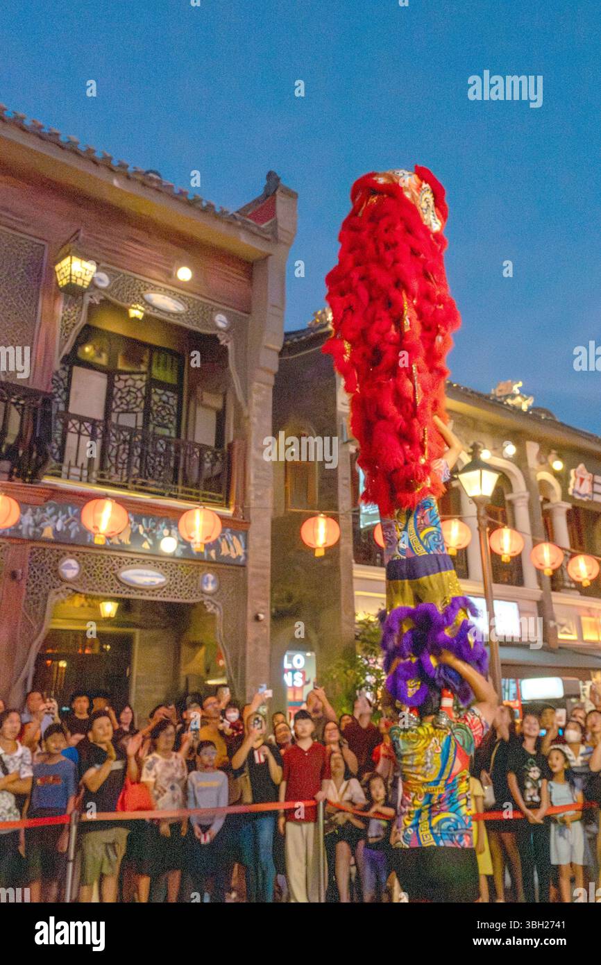 Jakarta, Indonesien - 9. Februar 2025: Barongsai, oder Löwentanz, ist eine traditionelle chinesische Aufführung, insbesondere während Feierlichkeiten wie dem Lunar Stockfoto