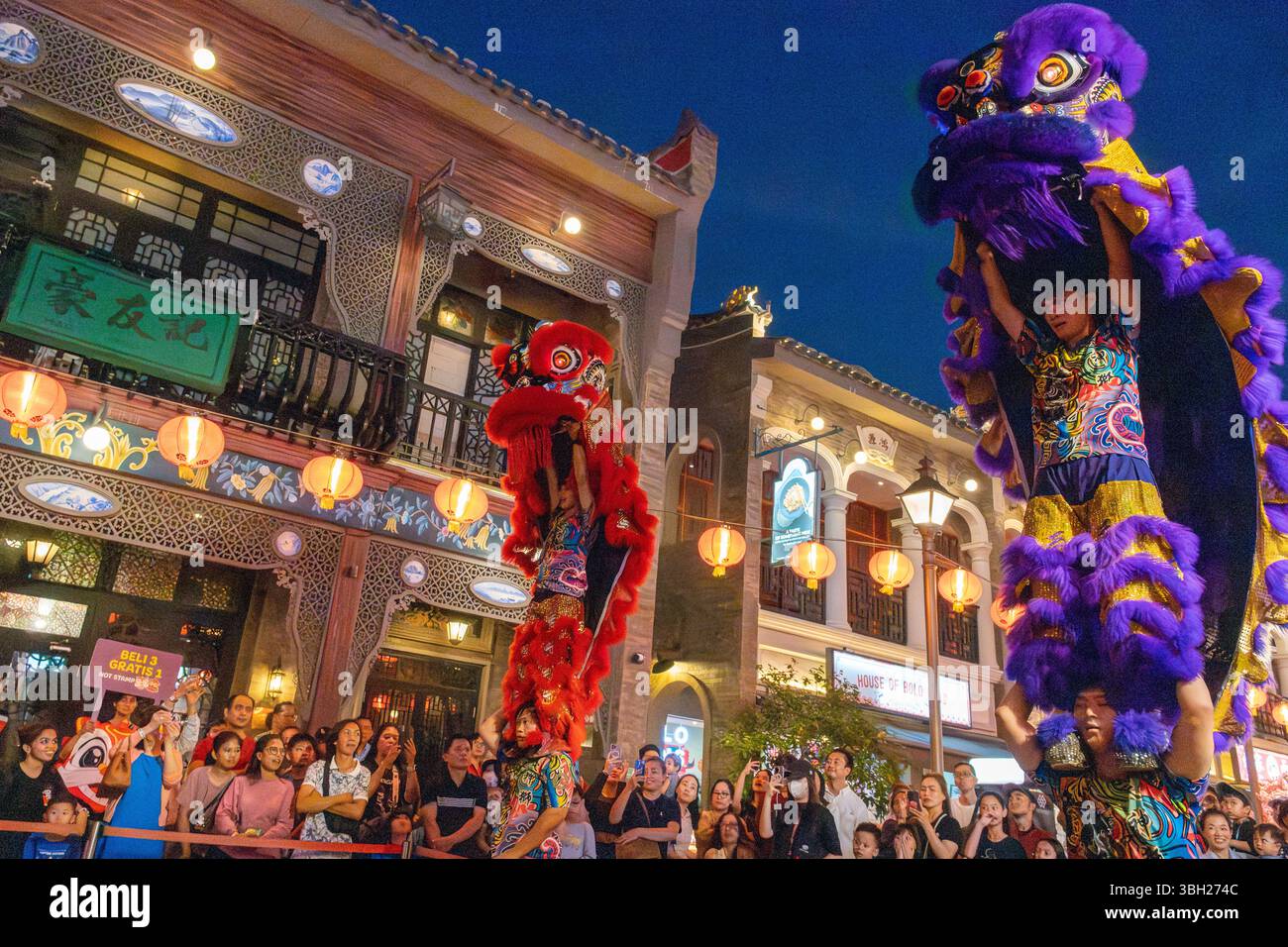 Jakarta, Indonesien - 9. Februar 2025: Barongsai, oder Löwentanz, ist eine traditionelle chinesische Aufführung, insbesondere während Feierlichkeiten wie dem Lunar Stockfoto