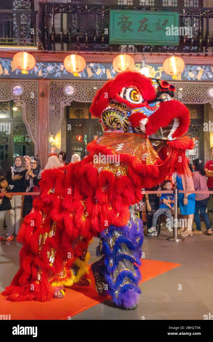 Jakarta, Indonesien - 9. Februar 2025: Barongsai, oder Löwentanz, ist eine traditionelle chinesische Aufführung, insbesondere während Feierlichkeiten wie dem Lunar Stockfoto