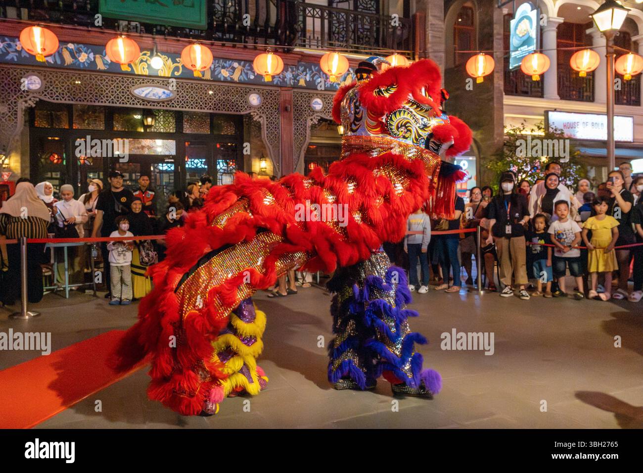 Jakarta, Indonesien - 9. Februar 2025: Barongsai, oder Löwentanz, ist eine traditionelle chinesische Aufführung, insbesondere während Feierlichkeiten wie dem Lunar Stockfoto