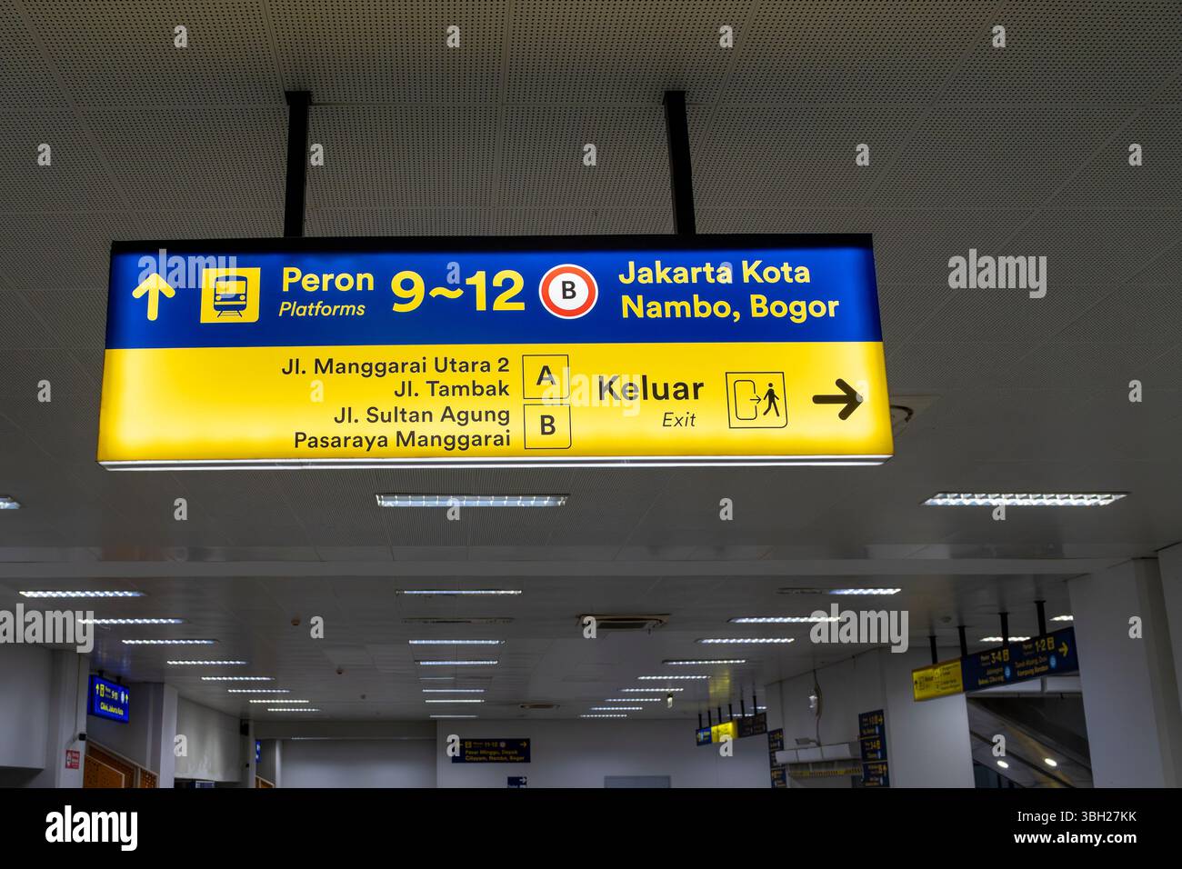 Jakarta, Indonesien - 9. Februar 2025: Schild am Bahnhof Manggarai zeigt den Weg zum Bahnsteig für den Zug nach Jakarta Kota, Nambo und B Stockfoto