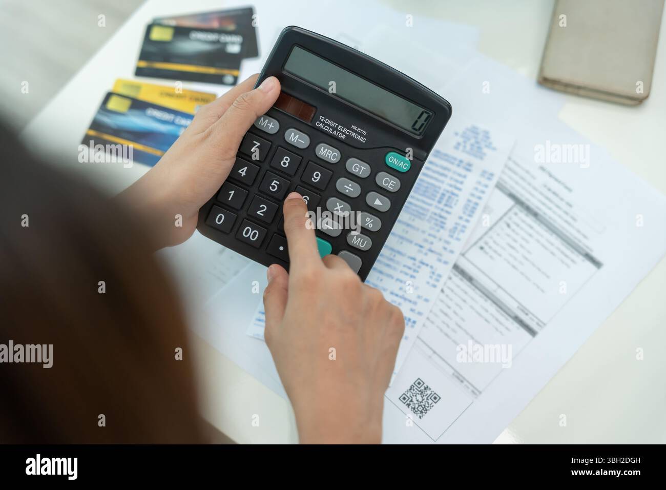 Gestresste und Kopfschmerzen Frau mit großen Rechnungen oder Rechnungen, kein Geld für Ausgaben und Kreditkartenschulden. Knappheit, Finanzproblem, Konkurs, Mo Stockfoto