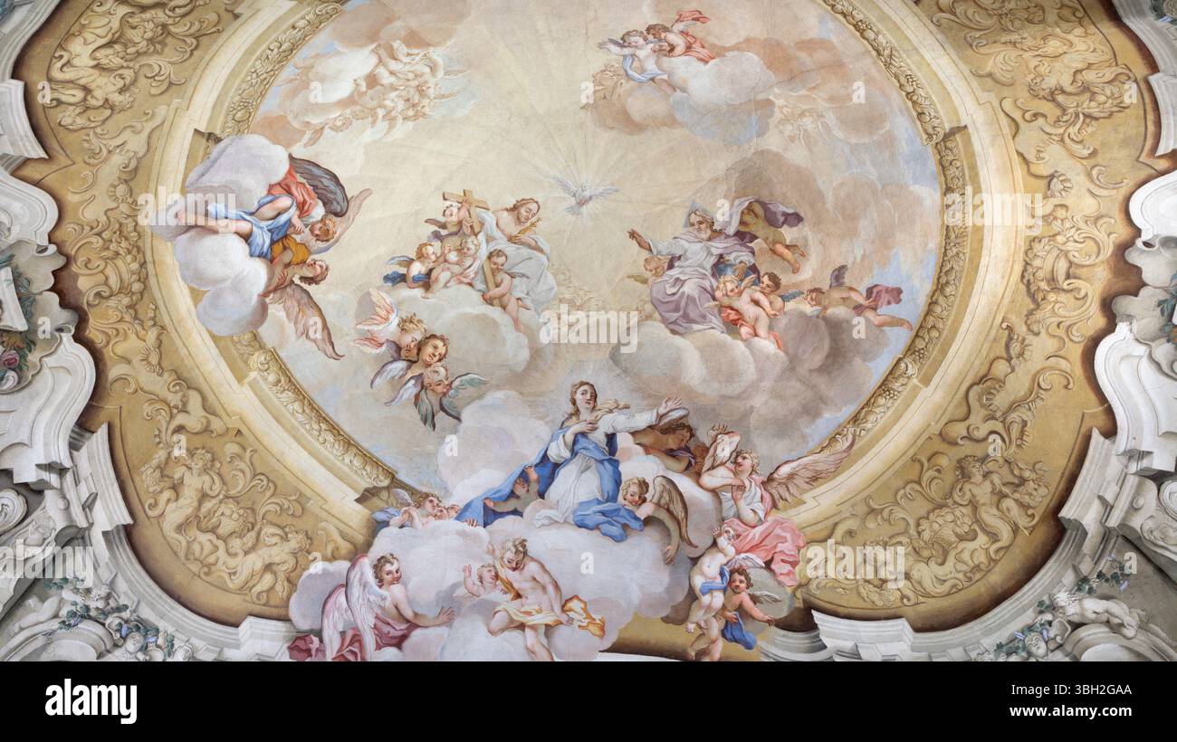 BOBBIO, ITALIEN - 20. MAI 2025: Das Detail des barocken Freskos der Dreifaltigkeit mit der Jungfrau Maria in der Kathedrale (Santa Maria Assunta) von Francesco Porro Stockfoto