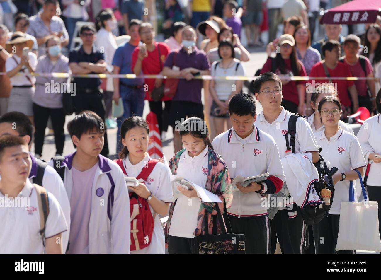 (250607) -- PEKING, 7. Juni 2025 (Xinhua) -- Studenten warten darauf, eine nationale Aufnahmeprüfung in Peking, Hauptstadt von China, am 7. Juni 2025 zu betreten. Die diesjährige nationale College-Aufnahmeprüfung, auch bekannt als Gaokao, begann landesweit am Samstag. Insgesamt 13,35 Millionen chinesische Studenten werden die diesjährige Prüfung ablegen. (Xinhua/Ju Huanzong) Stockfoto