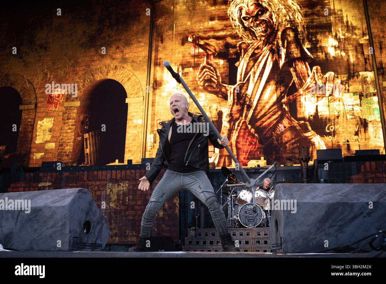 Trondheim, Norwegen. Juni 2025. Die englische Heavy-Metal-Band Iron Maiden tritt während des norwegischen Musikfestivals Trondheim Rocks 2025 in Trondheim auf. Hier ist Sänger Bruce Dickinson live auf der Bühne zu sehen. Stockfoto