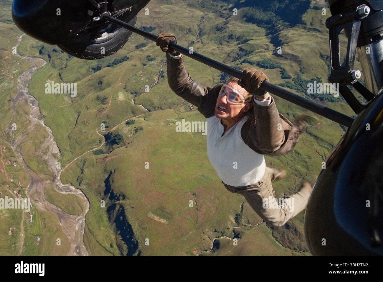 Mission: Impossible – The Final Reckoning 2025 unter der Regie von Christopher McQuarrie und Tom Cruise als IWF-Agent Ethan Hunt, der sich mit seinem Team auf eine Mission einlässt, um zu verhindern, dass eine böse KI eine globale Katastrophe auslöst, was zu atemberaubenden Stunts und gewagten Luftaktionen führt. Werbung NUR REDAKTIONELLE VERWENDUNG. Quelle: BFA / Paramount Pictures Stockfoto