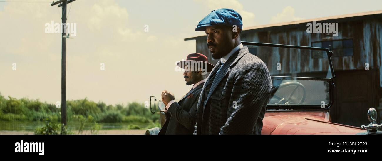 Sünders (2025) unter der Regie von Ryan Coogler mit Michael B. Jordan als Zwillingsbrüder Smoke und Stack, die in ihre Heimatstadt zurückkehren und dunkle Geheimnisse in diesem gotischen, übernatürlichen Horrorthriller aufdecken. Werbung noch ***NUR REDAKTIONELLE VERWENDUNG***. Quelle: BFA / Warner Bros Stockfoto