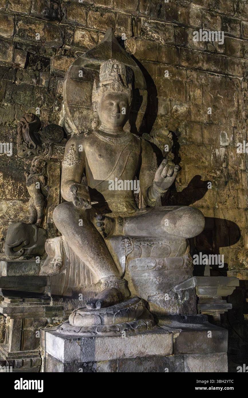 Vertikale Ansicht der antiken Monolith-Statue von Avalokitesvara im buddhistischen Tempel Candi Mendut, Magelang, Zentral-Java, Indonesien Stockfoto