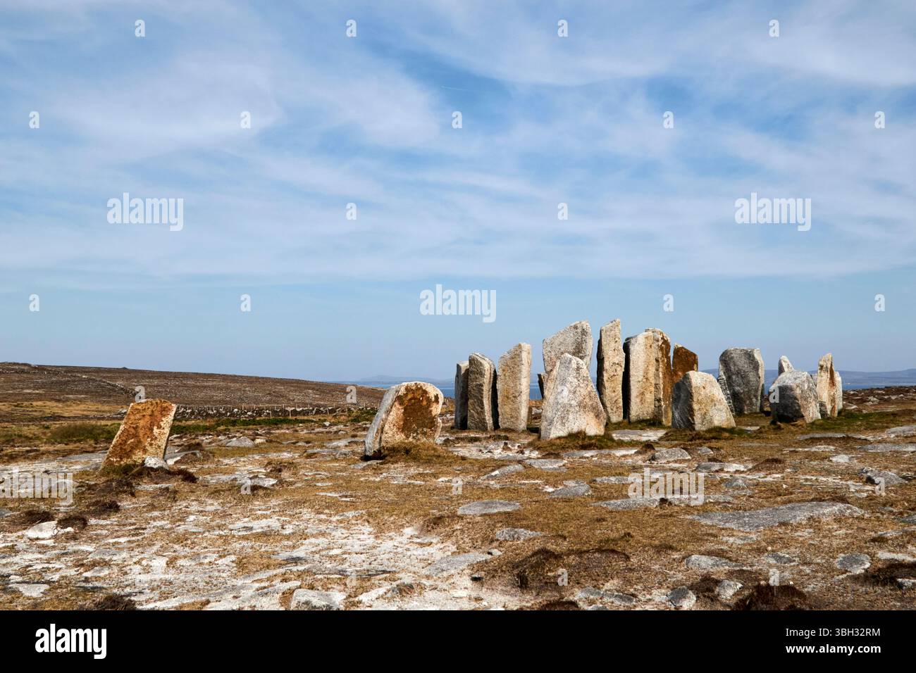 Deirbhiles drehen stehende Steine, die Teil des nördlichen Mayo-Skulpturenwegs einer fal More falmore County Mayo republik irland sind Stockfoto