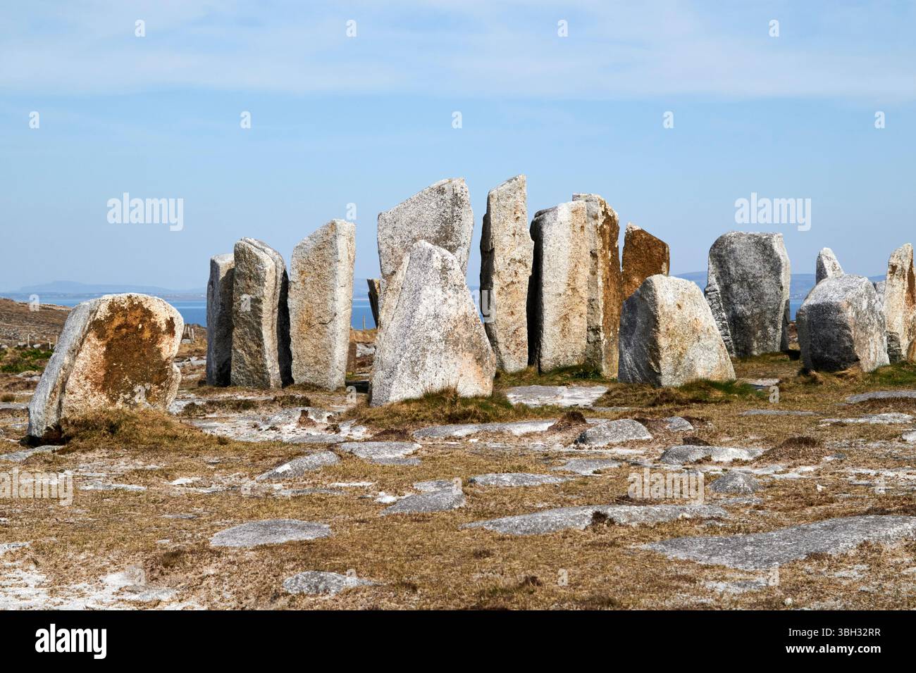 Deirbhiles drehen stehende Steine, die Teil des nördlichen Mayo-Skulpturenwegs einer fal More falmore County Mayo republik irland sind Stockfoto