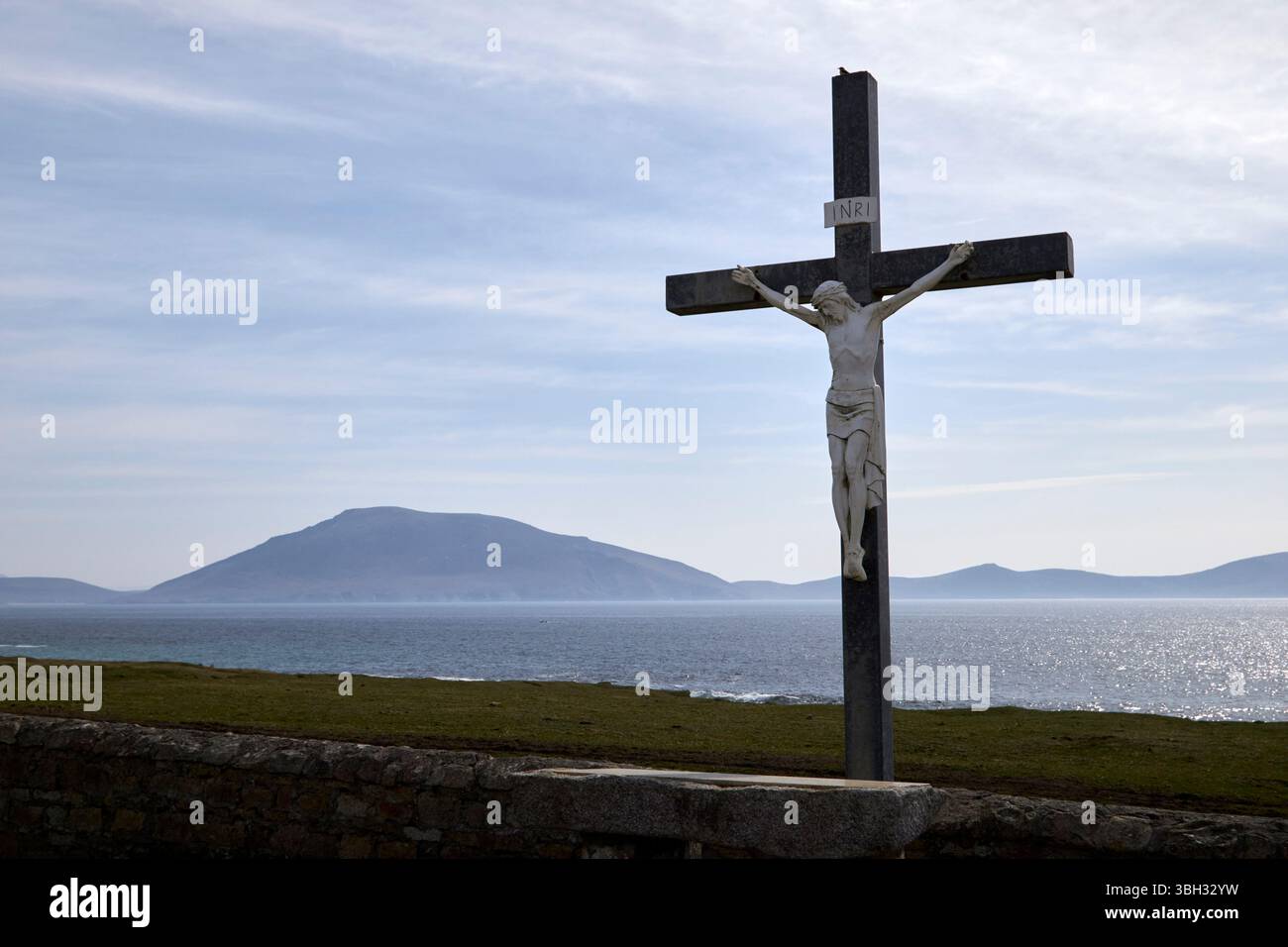 Großes Kruzifix auf dem Faulmore Friedhof mit Blick auf das Meer im Norden der Grafschaft Mayo republik irland Stockfoto