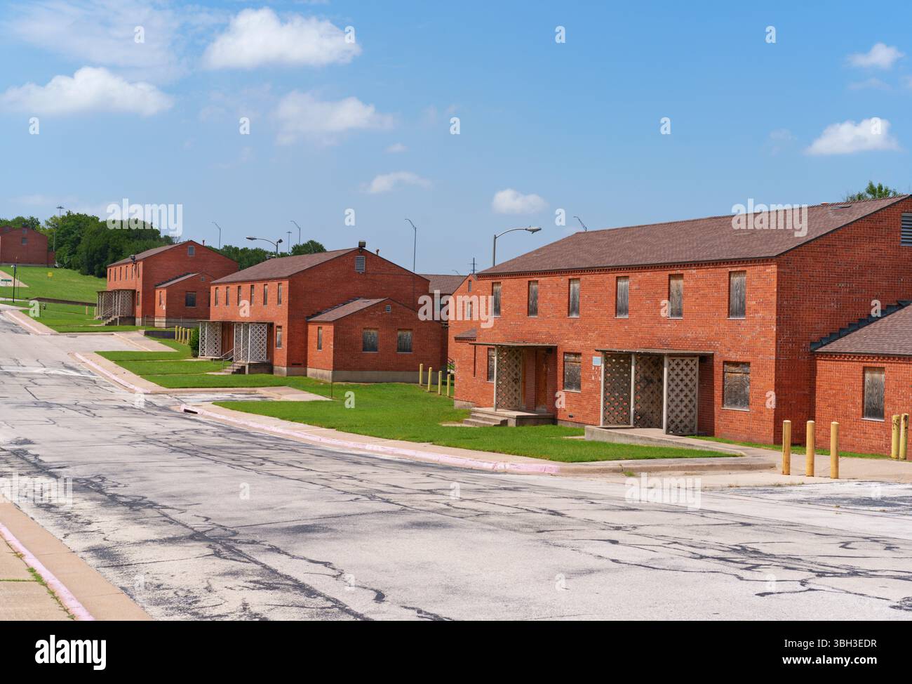 Abandondierung und Einstieg in Backsteinhäuser im Butler Place Historical District an der Chambers Street in Fort Worth, Texas, USA Stockfoto