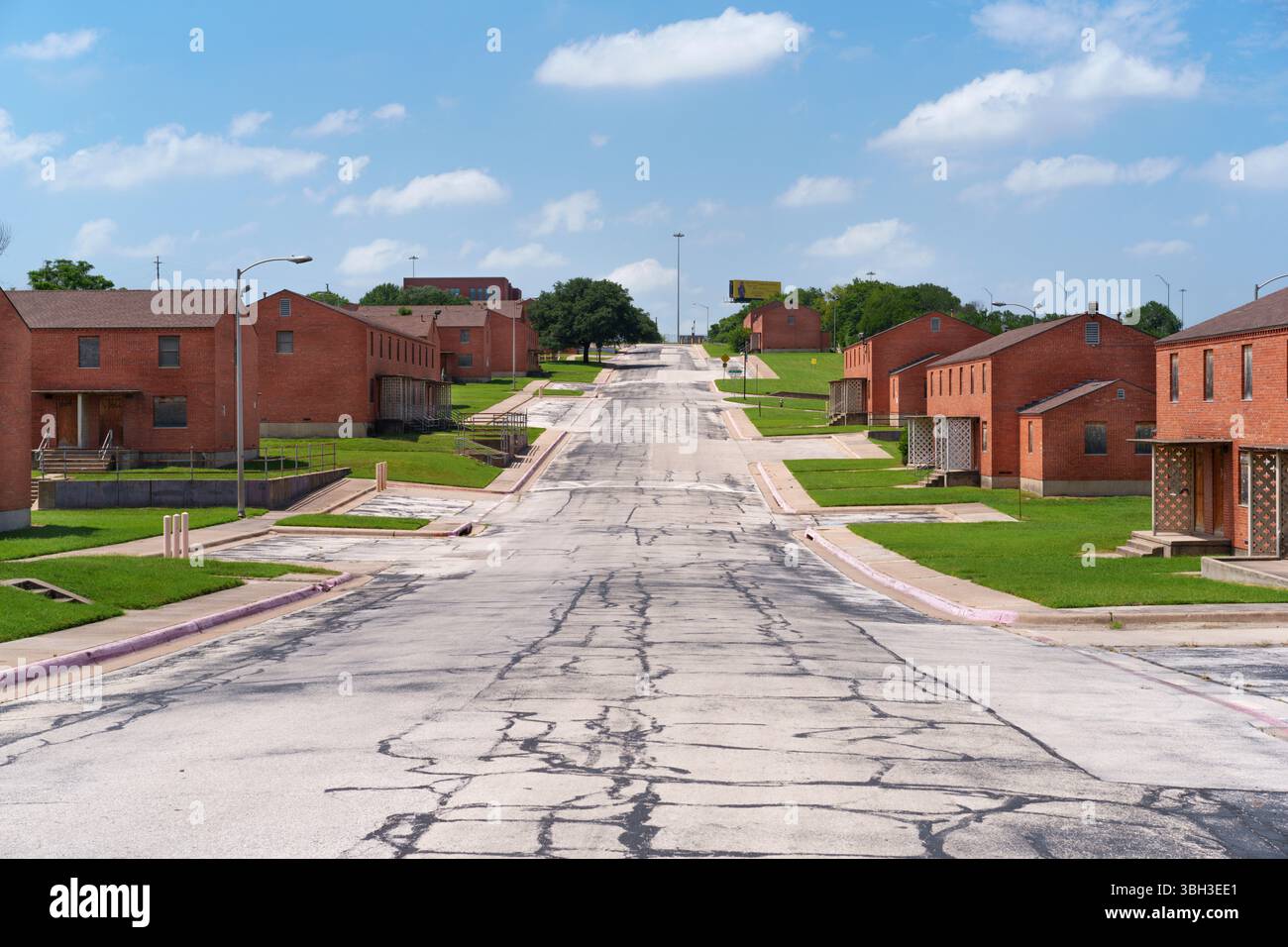 Abandondierung und Einstieg in Backsteinhäuser im Butler Place Historical District an der Chambers Street in Fort Worth, Texas, USA Stockfoto