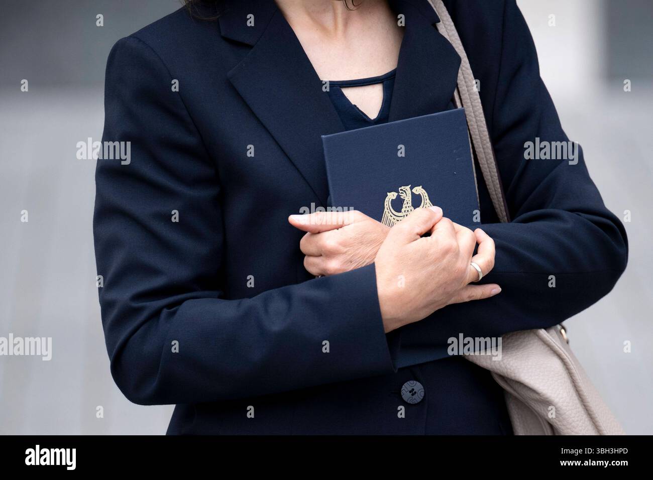 Mappe Bundesadler Deu, Deutschland, Deutschland, Berlin, 05.06.2025 Mitarbeiterin mit einer Mappe Symbol Bundesadler beim Besuch der Aussenminister am Holocaust-Mahnmal in Berlin Deutschland en: Mitarbeiter mit einem Faltsymbol des Bundesadlers während des Besuchs der Außenminister an der Holocaust-Gedenkstätte in Berlin *** Faltmappe Bundesadler Deu, Deutschland, Berlin, 05 06 2025 Mitarbeiter mit einem Faltmakelsymbol des Bundesadlers während des Besuchs der Außenminister an der Holocaust-Gedenkstätte in Berlin Deutschland en Mitarbeiter mit einem Faltsymbol des Bundesadlers während des Besuchs der Außenminister an der Holocaust-Gedenkstätte in Berlin Stockfoto