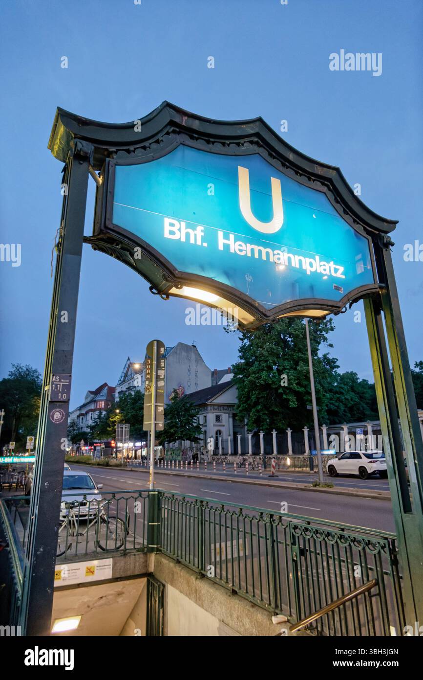 U-Bahn-Station Hermannplatz, BVG, Öffentlicher Nahverkehr, Karl-Marx-Straße, Dämmerung, Berlin Stockfoto