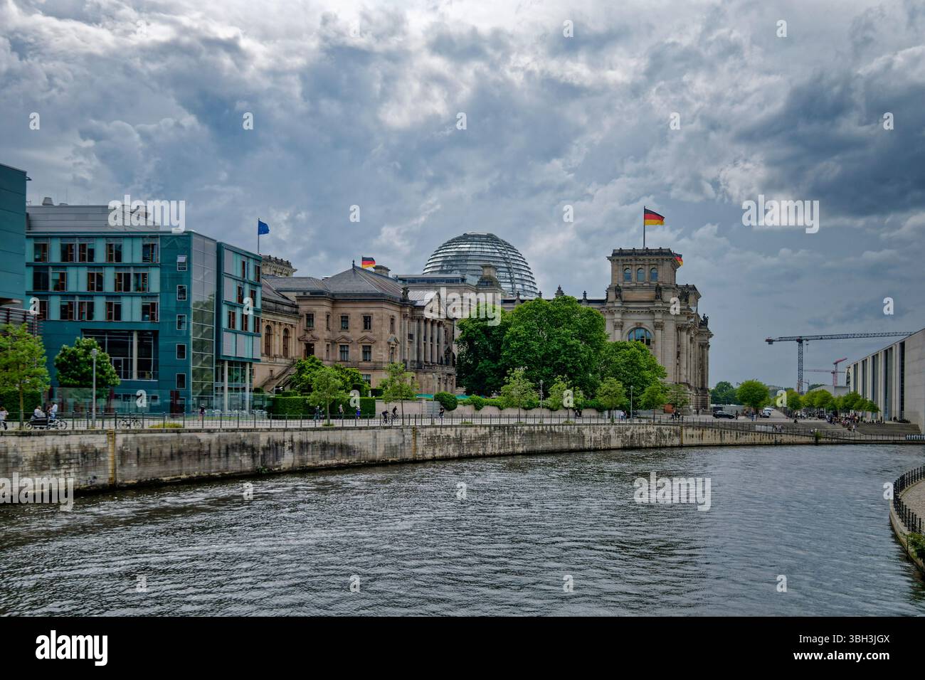 Gewitterwolken, Reichstagsgebäude, Sitz des deutschen Bundestages, Regierungsviertel, Bezirk Mitte, Wetter, Regenwolken, Berlin, Deutschland, Europa Stockfoto