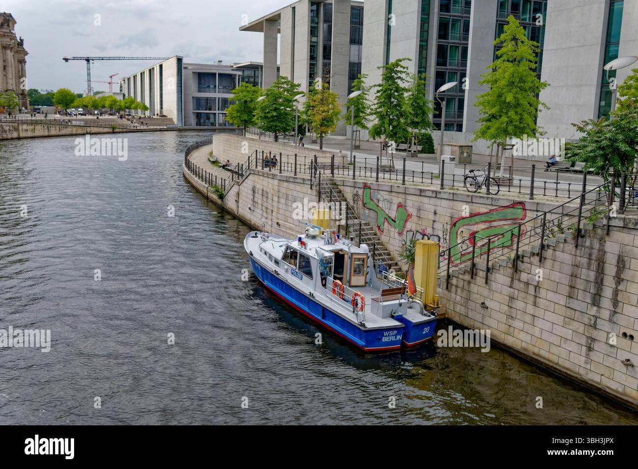 Polizeiboot am Spreeufer, Regierungsviertel, Berlin Stockfoto