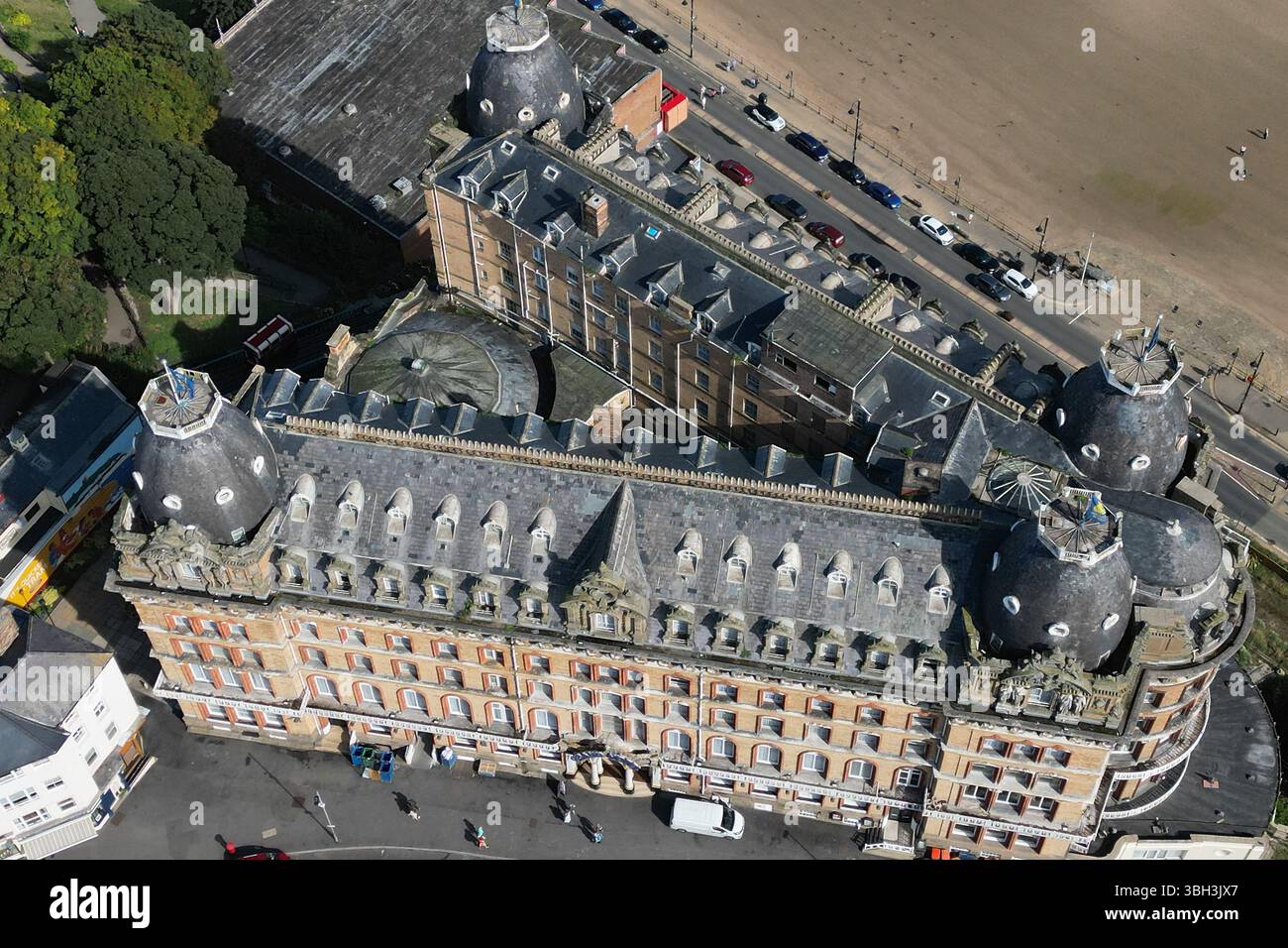 Aus der Vogelperspektive des ehemaligen viktorianischen Hotels Zetland mit Blick auf die Nordsee. Victorian Architecture Now Apartment Building in Saltburn by the Sea, Großbritannien Stockfoto