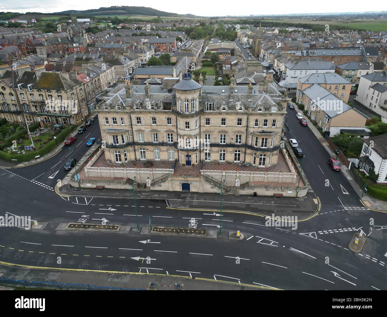 Aus der Vogelperspektive des ehemaligen viktorianischen Hotels Zetland mit Blick auf die Nordsee. Victorian Architecture Now Apartment Building in Saltburn by the Sea, Großbritannien Stockfoto