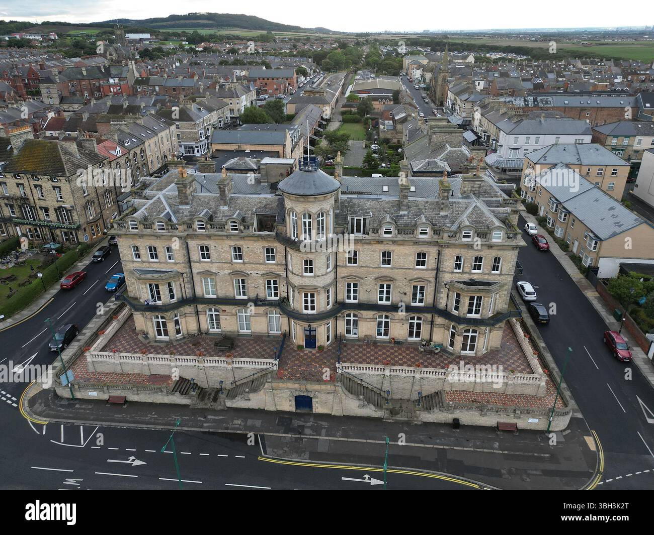 Aus der Vogelperspektive des ehemaligen viktorianischen Hotels Zetland mit Blick auf die Nordsee. Victorian Architecture Now Apartment Building in Saltburn by the Sea, Großbritannien Stockfoto