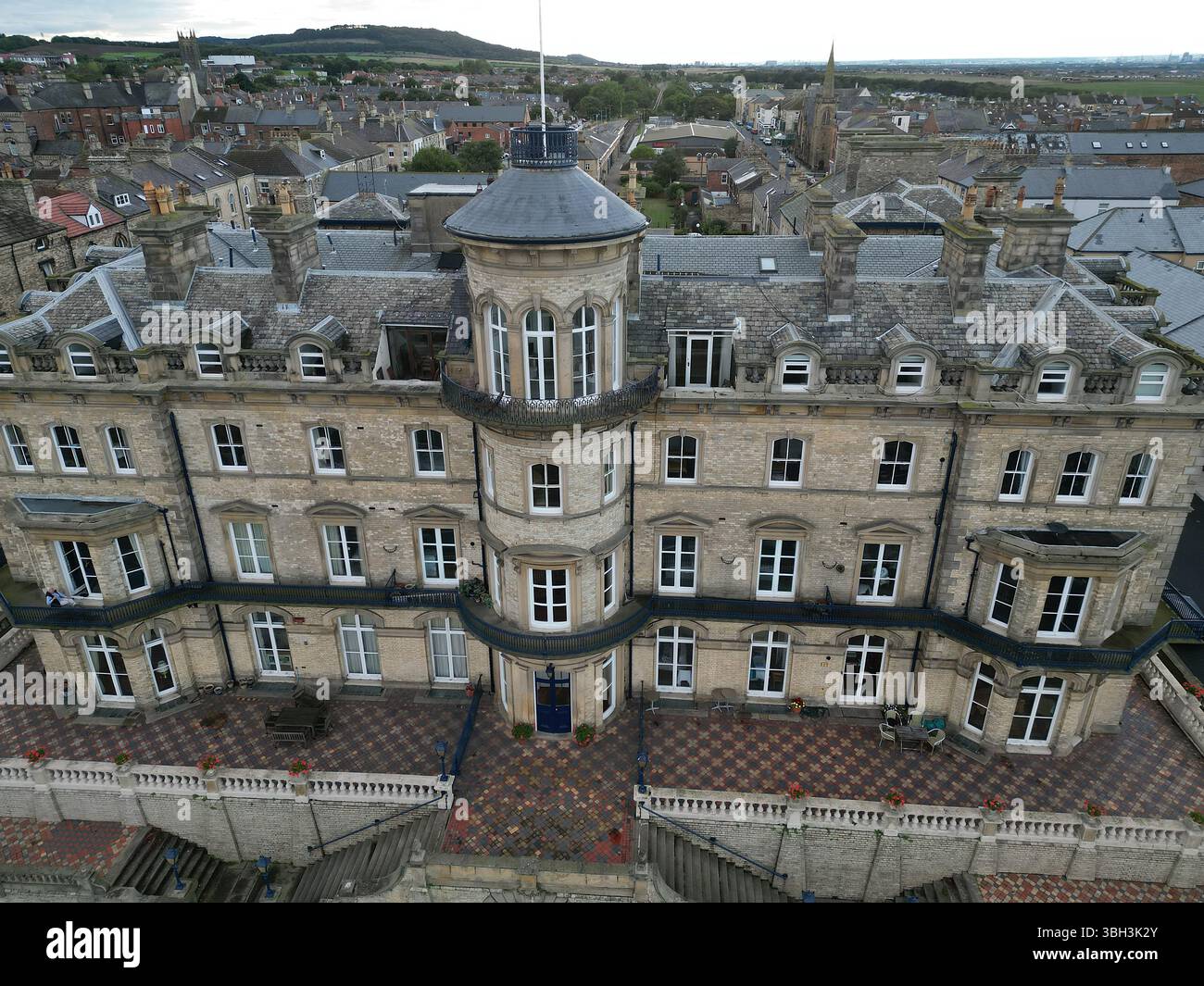 Aus der Vogelperspektive des ehemaligen viktorianischen Hotels Zetland mit Blick auf die Nordsee. Victorian Architecture Now Apartment Building in Saltburn by the Sea, Großbritannien Stockfoto