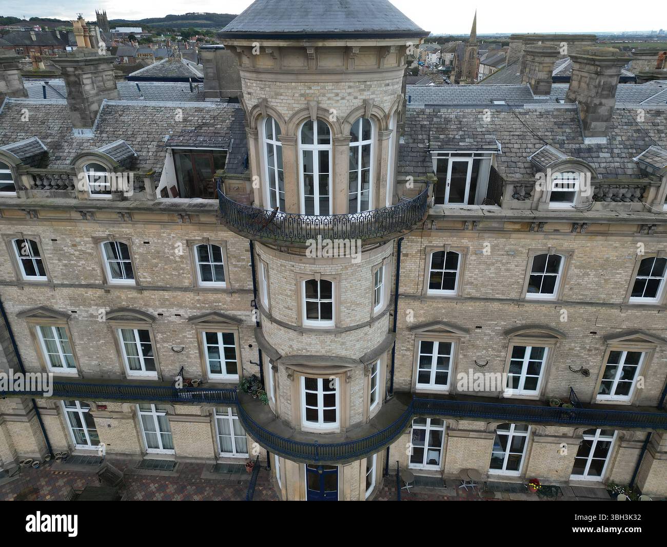 Aus der Vogelperspektive des ehemaligen viktorianischen Hotels Zetland mit Blick auf die Nordsee. Victorian Architecture Now Apartment Building in Saltburn by the Sea, Großbritannien Stockfoto
