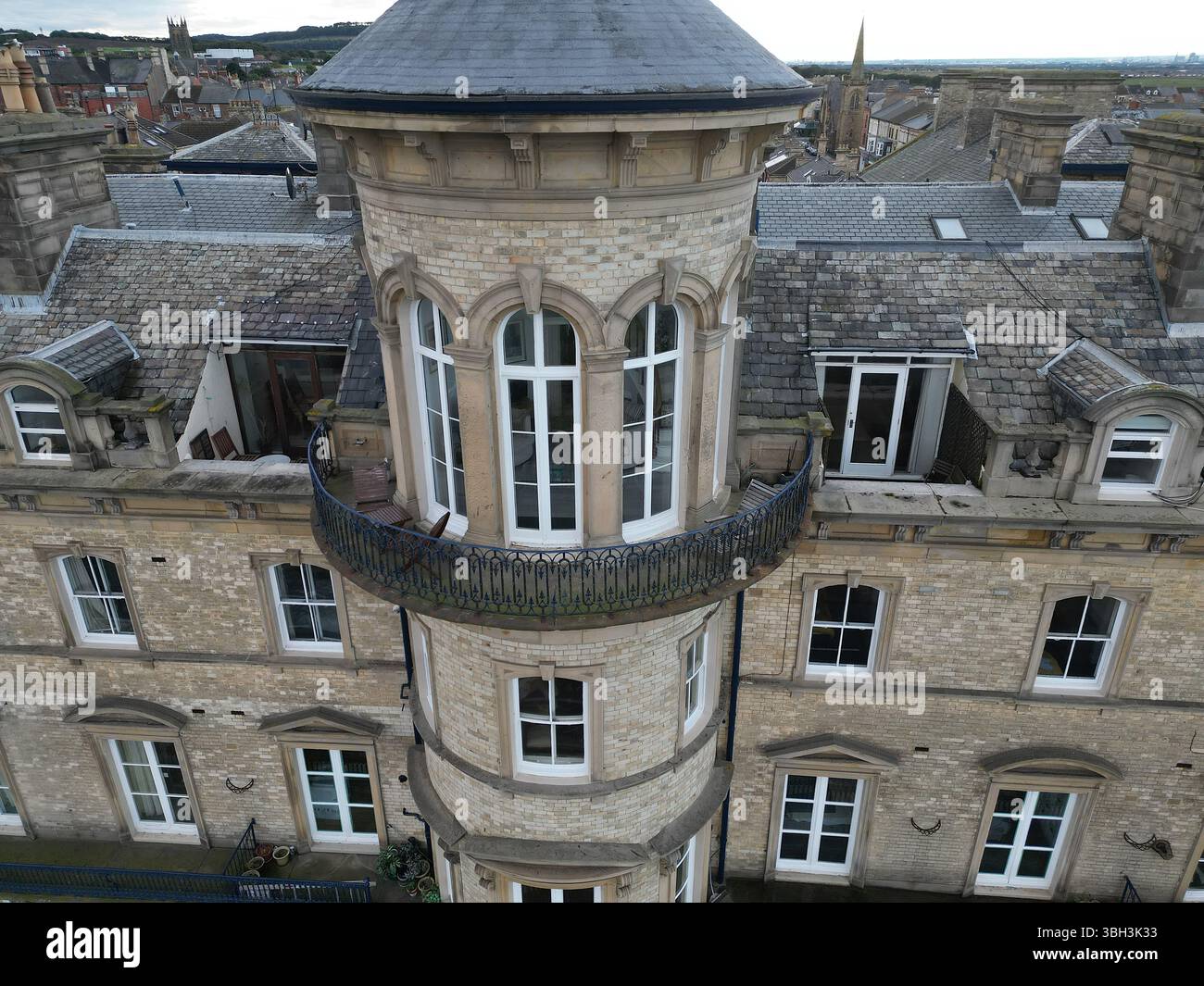 Aus der Vogelperspektive des ehemaligen viktorianischen Hotels Zetland mit Blick auf die Nordsee. Victorian Architecture Now Apartment Building in Saltburn by the Sea, Großbritannien Stockfoto