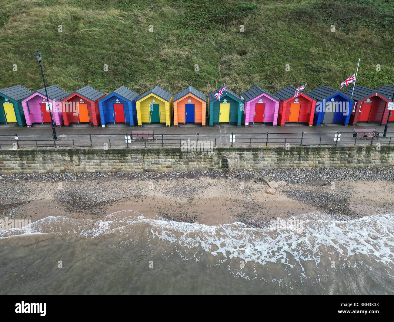 Blick aus der Vogelperspektive auf Saltburn by the Sea, Lower Promenade Beach Hütten British Seaside Resort, North Yorkshire Stockfoto