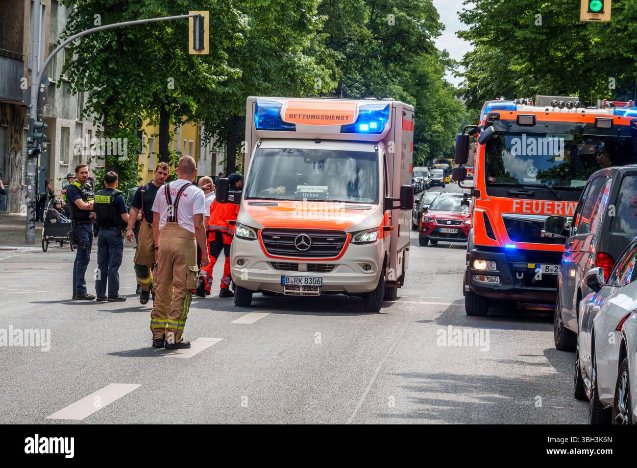 Feuerwehreinsatz in der Pannierstraße in Berlin-Neukölln, Baustellenbrand, Feuerwehr, Einsatzfahrt mit Blaulicht, Stockfoto
