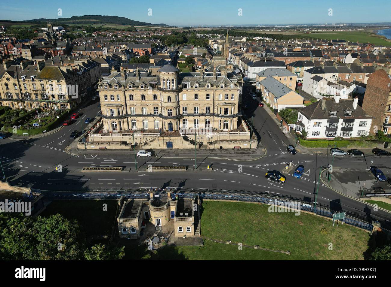 Aus der Vogelperspektive des ehemaligen viktorianischen Hotels Zetland mit Blick auf die Nordsee. Victorian Architecture Now Apartment Building in Saltburn by the Sea, Großbritannien Stockfoto