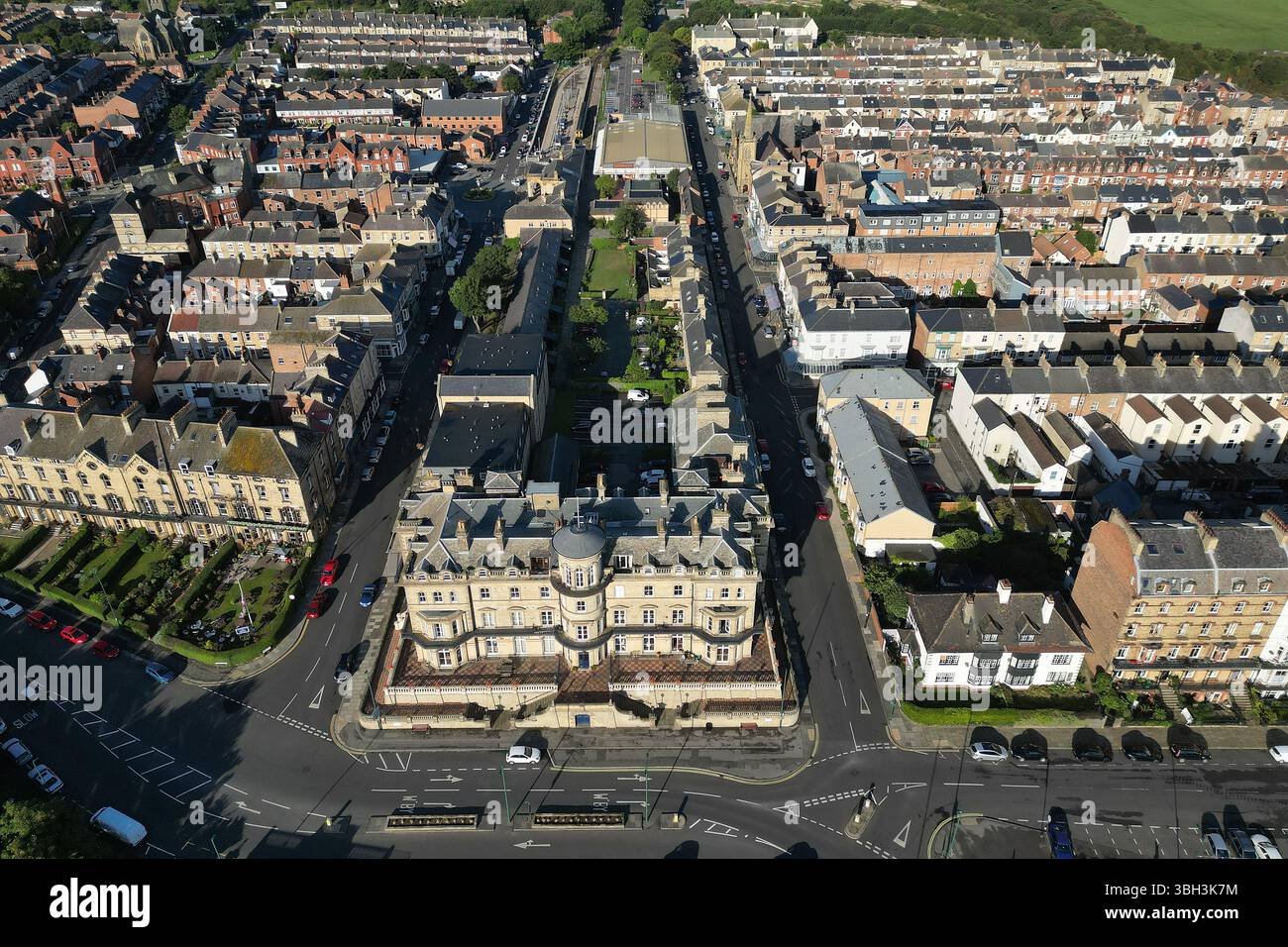 Aus der Vogelperspektive des ehemaligen viktorianischen Hotels Zetland mit Blick auf die Nordsee. Victorian Architecture Now Apartment Building in Saltburn by the Sea, Großbritannien Stockfoto
