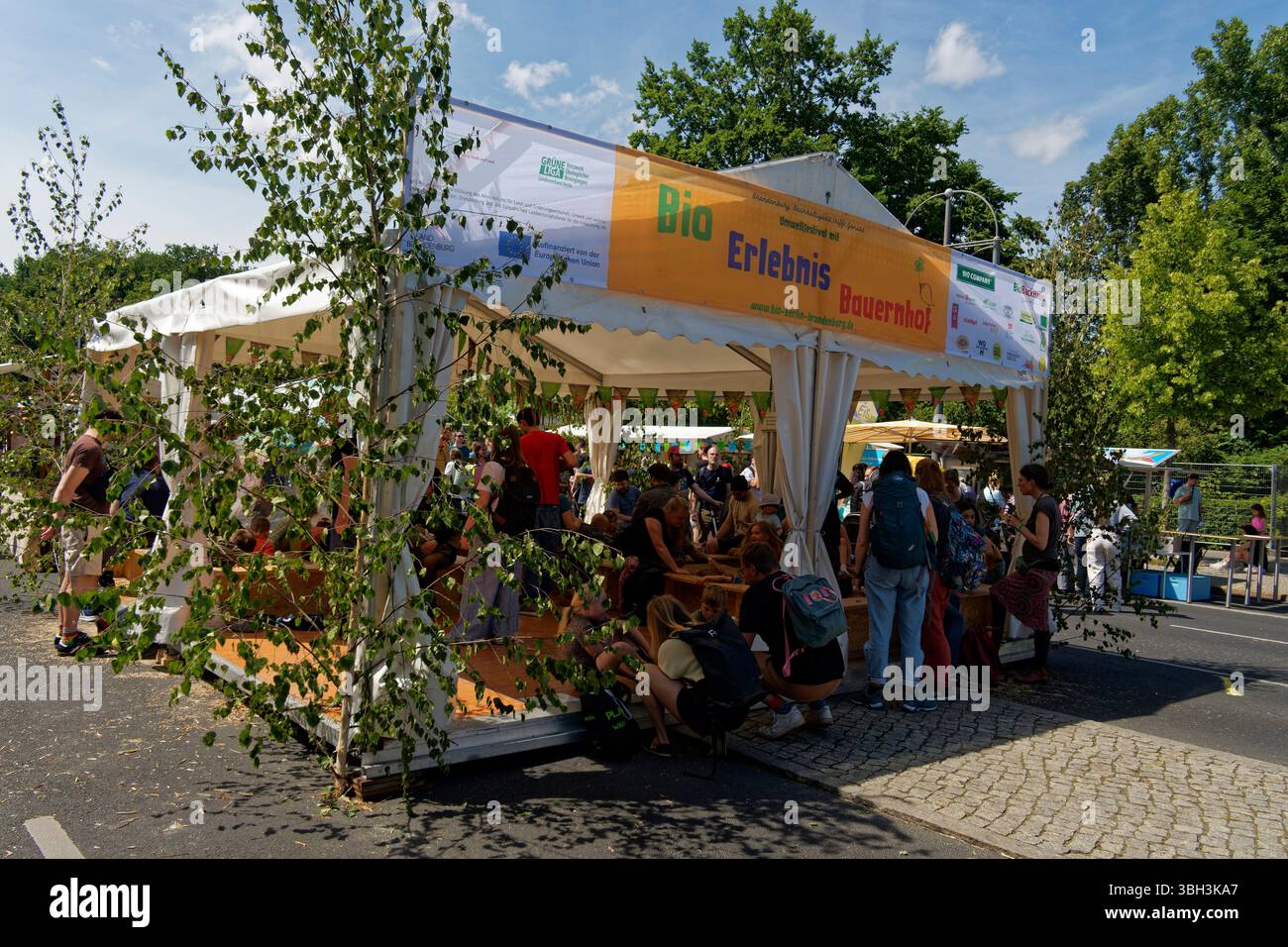 Umweltfestival 2025 zum 30ten Mal am Brandenburger Tor, 17. Juni. 200 Aussteller bieten Mitmachaktionen und Infoangebote. Berlin-Tiergarten Stockfoto