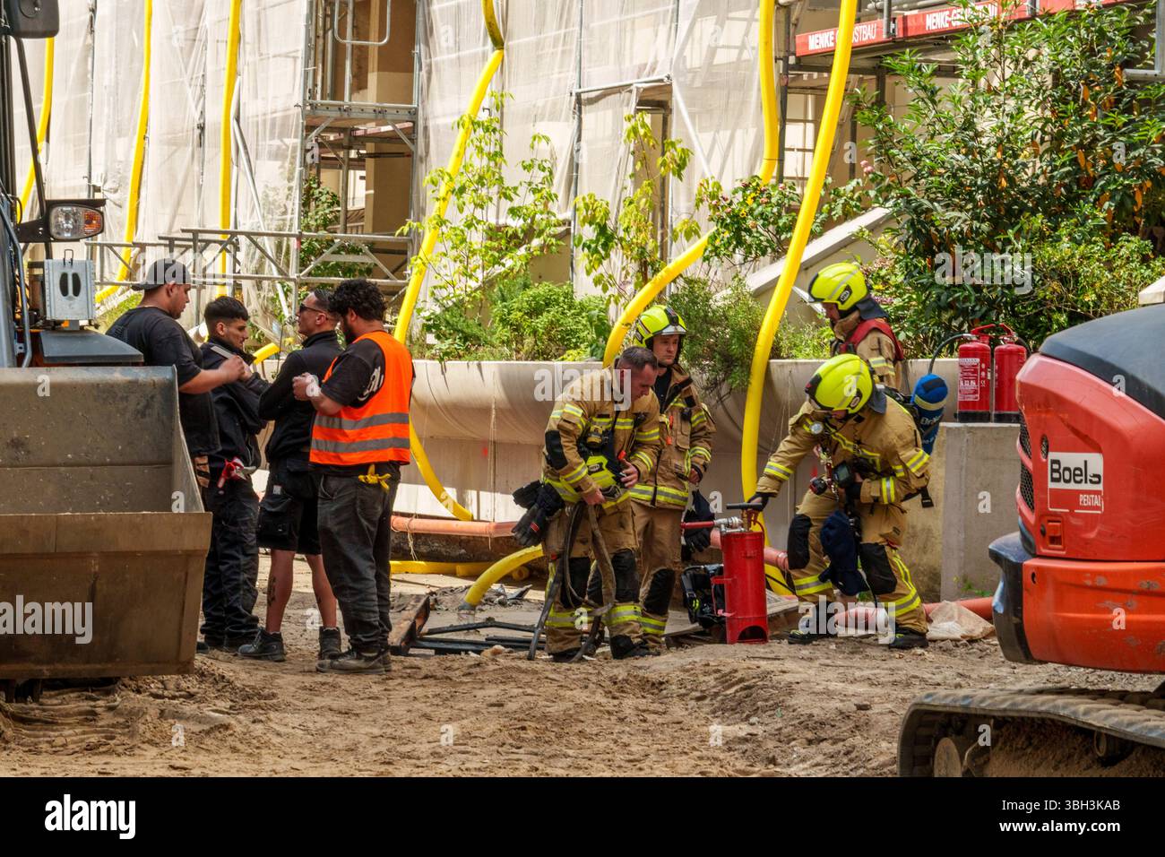 Feuerwehreinsatz in der Pannierstraße in Berlin-Neukölln, Baustellenbrand, Feuerwehr, Einsatzfahrt mit Blaulicht, Stockfoto