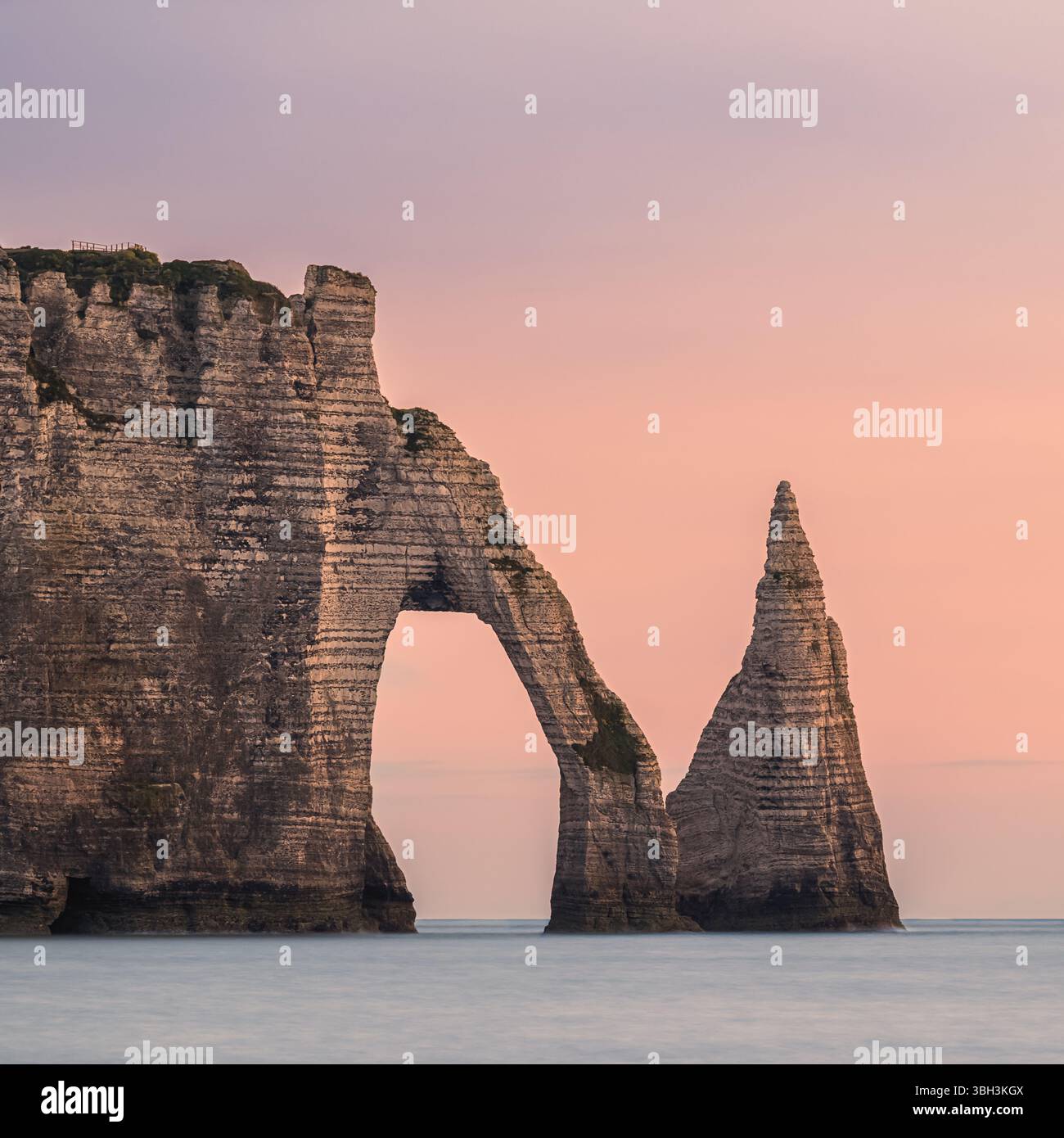 Ein quadratisches Bild von einem Abend nach Sonnenuntergang mit den hohen Klippen von Etretat, Normandie, Frankreich. Stockfoto