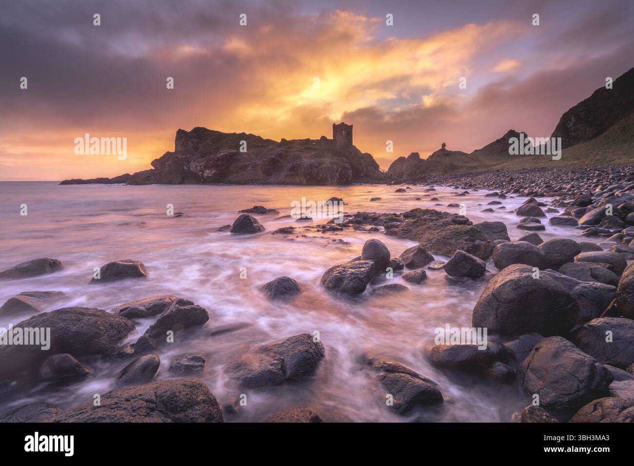 Sonnenaufgang in den Ruinen von Kinbane Castle an der Causeway Coast in Nordirland. Stockfoto