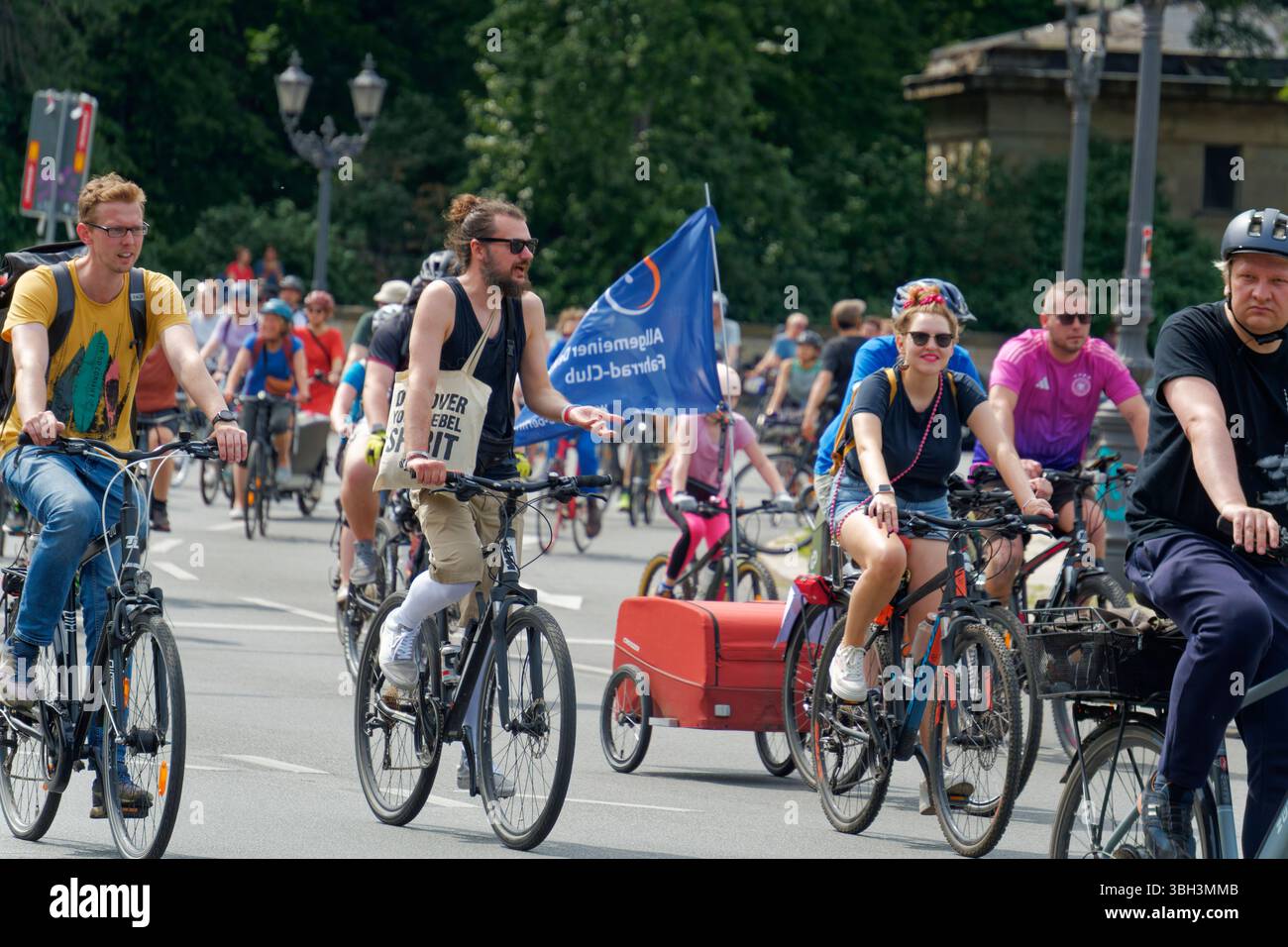 ADFC Sternfahrt Berlin 01.06.2025. Die insgesamt 20 Routen führen auch über die A115 Avus und A100. Ziel war nachmittags der große Stern an der Sie Stockfoto