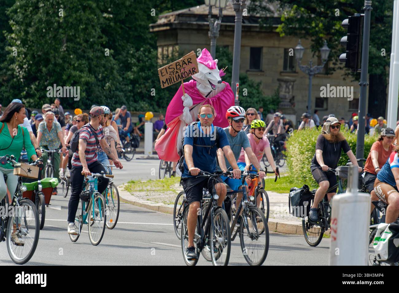 ADFC Sternfahrt Berlin 01.06.2025. Die insgesamt 20 Routen führen auch über die A115 Avus und A100. Ziel war nachmittags der große Stern an der Sie Stockfoto